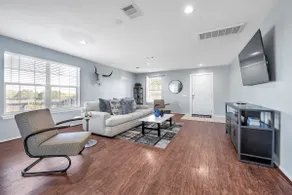 Huge Home Close to DT, Airport, Rainey - Image 2