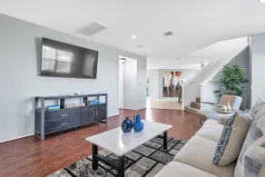 Huge Home Close to DT, Airport, Rainey - Image 4
