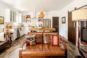 Chic 2 Bedroom Cottage with Monument Views - Image 2