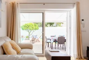 House with a pool on the north coast of Lisbon - Image 2