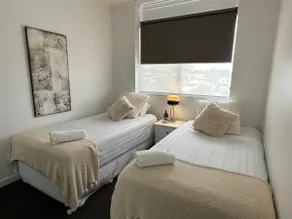 Lakeside Luxury - 2 Level Penthouse Apartment with Expansive Rooftop Terrace - Image 5