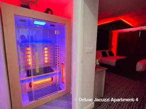 Suite 4 Jacuzzi Spa & Private Sauna Apartment - Image 2