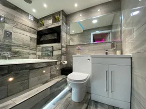 Suite 4 Jacuzzi Spa & Private Sauna Apartment - Image 5
