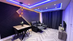 Suite 4 Jacuzzi Spa & Private Sauna Apartment - Image 3