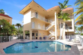 Lovely Oceanfront Townhouse with pool & boat slip. - Image 2