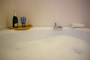 Villa Suite with Hot Tub - Image 4