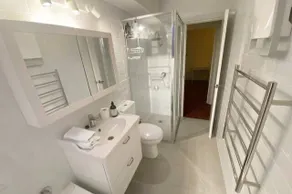 Quiet 2BR Apartment with Garden views in Griffith - Image 4