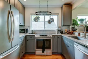 AVL Bungalow - 5 mins to DT - Image 3