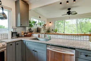 AVL Bungalow - 5 mins to DT - Image 4