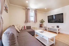 Cozy, Central 2 Bd Apt, Parking with EV charger - Image 5