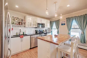 Cozy, Central 2 Bd Apt, Parking with EV charger - Image 3