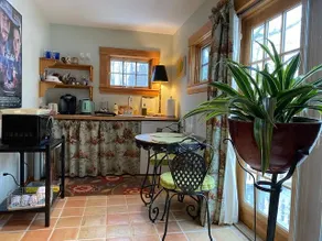 French Flair ”Pied a Terre” Cottage on the Marsh - Image 5