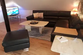 Vacation home with lake view - Image 3