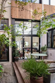 Cheerful townhouse with pretty terrace. - Image 2