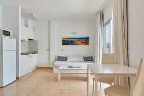 Apartment with a terrace - Image 3