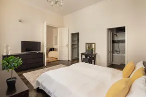 City Life Apartment | 93 m² in the Bank District - Image 4