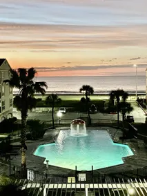 Lola's Lookout! Beachfront! Sleeps 5! On Seawall! - Image 2