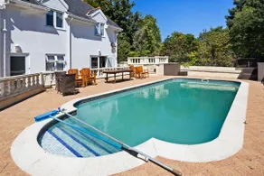 Miramont - Poolside Apartment - Image 5