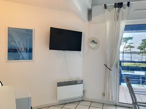 Beautiful 1-BR + mezzanine flat by the lake - Image 2