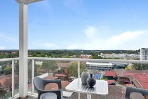 Modern spacious Chatswood Apartment H1016 - Image 2