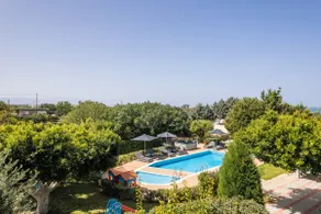 Villa de 200 metros cuadrados con jardines privados y piscina de 60 metros cuadrados, a 1,5 km de la playa - Image 2