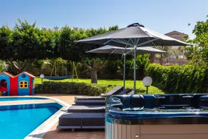 Villa de 200 metros cuadrados con jardines privados y piscina de 60 metros cuadrados, a 1,5 km de la playa - Image 4