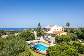 Villa de 200 metros cuadrados con jardines privados y piscina de 60 metros cuadrados, a 1,5 km de la playa - Image 5