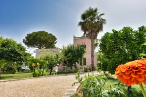 Wonderful Villa with large Swimming Pool & Garden - Image 5