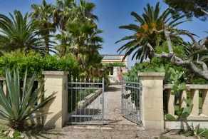 Wonderful Villa with large Swimming Pool & Garden - Image 4