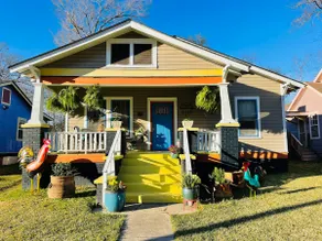 The Blue Rooster, Spacious Bungalow Near Downtown - Image 2