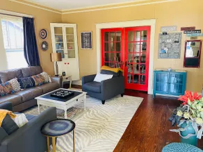 The Blue Rooster, Spacious Bungalow Near Downtown - Image 3