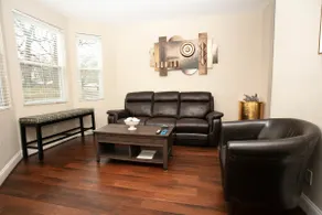 PERFECT GETAWAY IN DOWNTOWN WITH LUXURIOUS BATH - Image 4