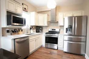 PERFECT GETAWAY IN DOWNTOWN WITH LUXURIOUS BATH - Image 2