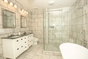 PERFECT GETAWAY IN DOWNTOWN WITH LUXURIOUS BATH - Image 5