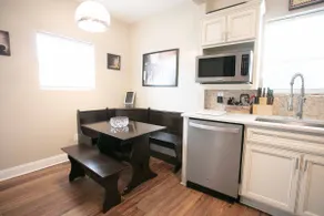 PERFECT GETAWAY IN DOWNTOWN WITH LUXURIOUS BATH - Image 3
