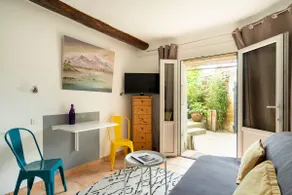 ”Côté Cour” 2-room apartment in the heart of Rognes. - Image 2