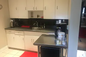 Contemporary Bachelor Pad Near Downtown Core - Image 4