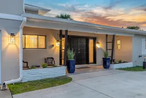 SAND CASTLE: Big beach house. Walk to Beach. Heated Pool in screened pool house. - Image 3