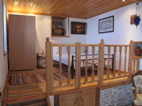 Traditional stone house in Trikeri - Image 5