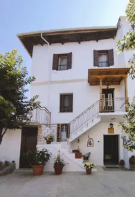 Traditional stone house in Trikeri - Image 3