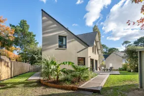 Modern Beach Home – 200m to Sand, 5BR - Image 2