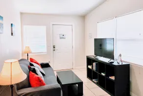 Comfy Home, Minutes from Airport & Near Everything - Image 2