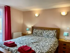 Castle View. Hi-spec sleeps 6+. Free parking Wi-Fi - Image 4