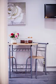 Private Entrance en-suite double with kitchenette - Image 3