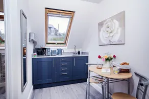 Private Entrance en-suite double with kitchenette - Image 5