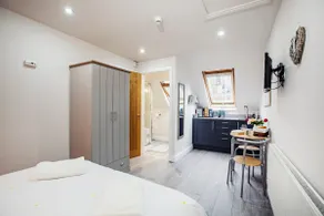 Private Entrance en-suite double with kitchenette - Image 4
