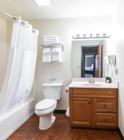 Natura Apt- 3 Bedrooms, 4 Queens & Full Kitchen - Image 2