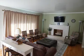 Quaint & Cozy Hillside Home with a Beautiful View. - Image 2