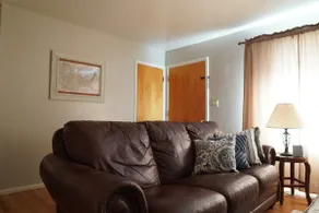 Quaint & Cozy Hillside Home with a Beautiful View. - Image 4