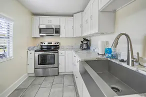 Super4 bedrooms, walk everywhere, free parking. - Image 5